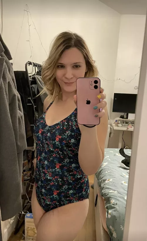 I know it’s not super sexy, but I always feel cute in this swimsuit 💚