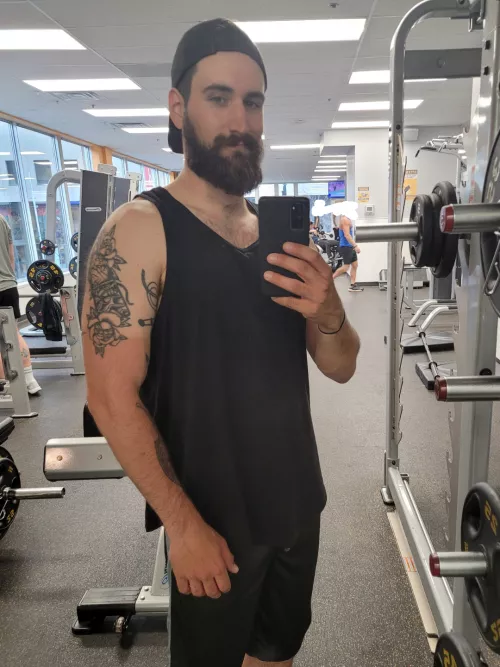 Is my tan line revealing where I work ? 😂 shoutout to my fellow outside workers ☀️🌧