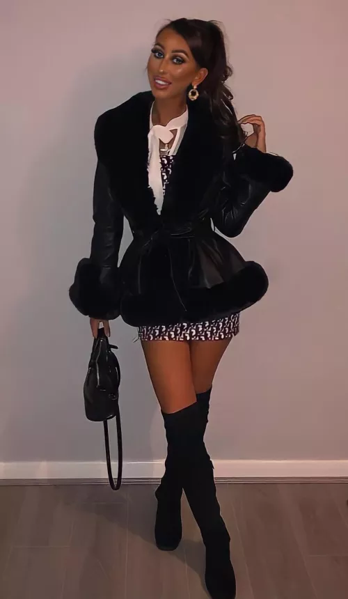 Rhiannah goes down on all the boys