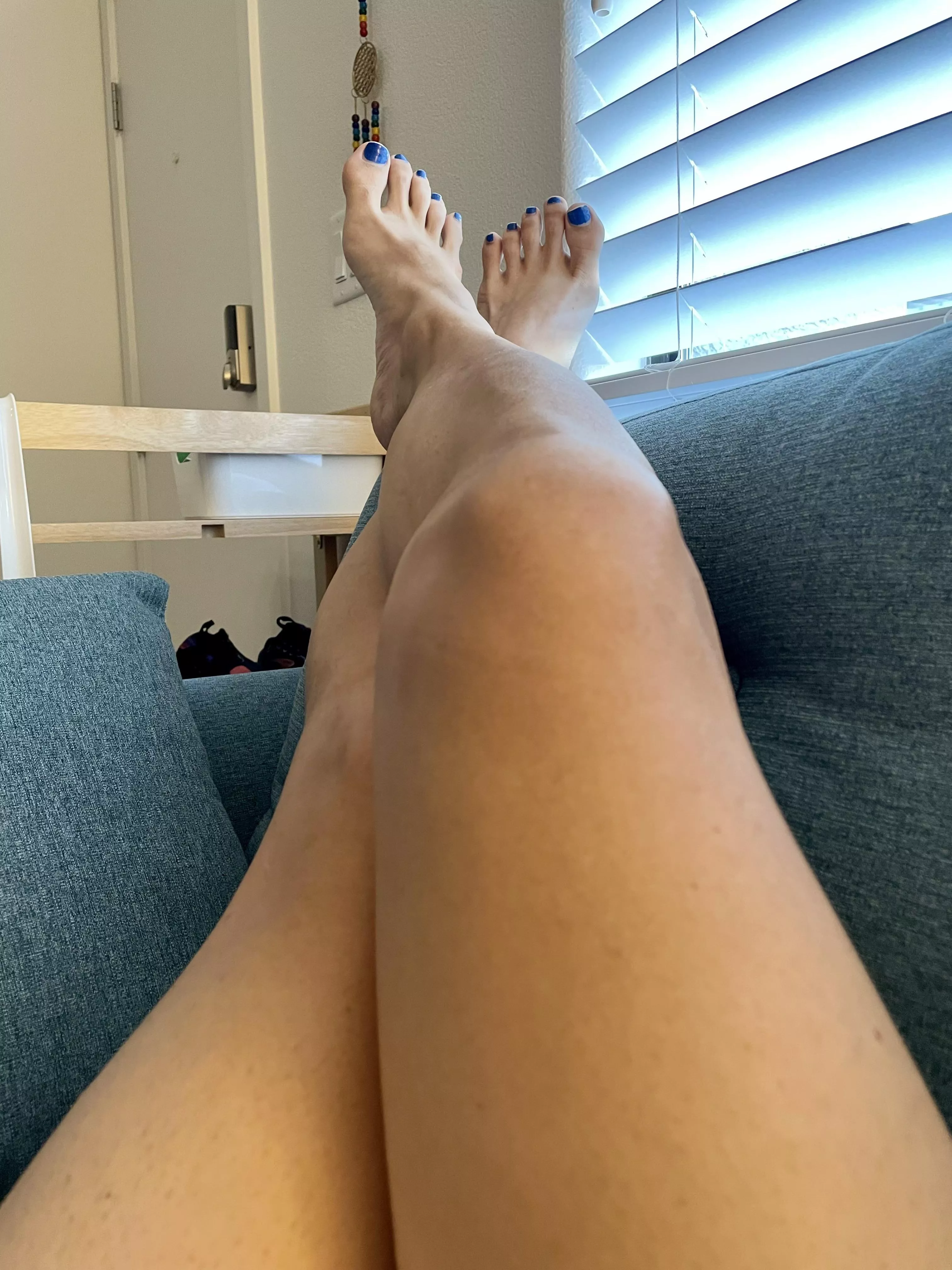 Shaved legs & sexy feet, a great combo, no?