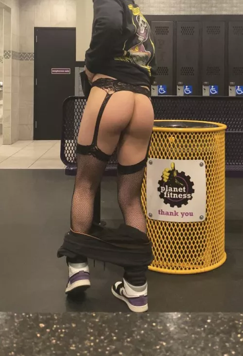 There was some guys fresh out of the shower watching me 🫣