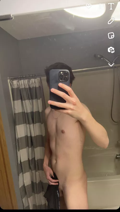 18 looking for other fit guys hmu loganb_0609 6’ slim fit, looking for other fit bros, dads, jocks, chill dudes