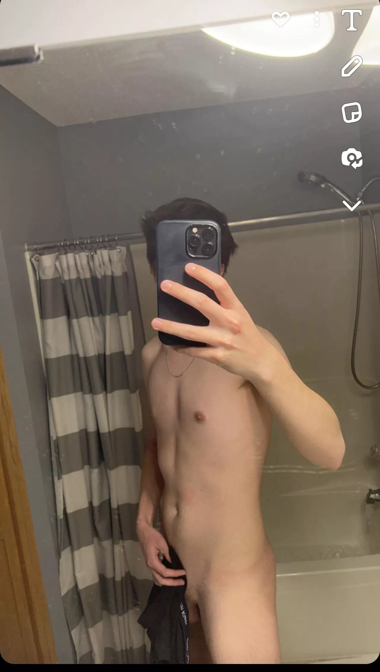 18 looking for other fit guys hmu loganb_0609 6’ slim fit, looking for other fit bros, dads, jocks, chill dudes
