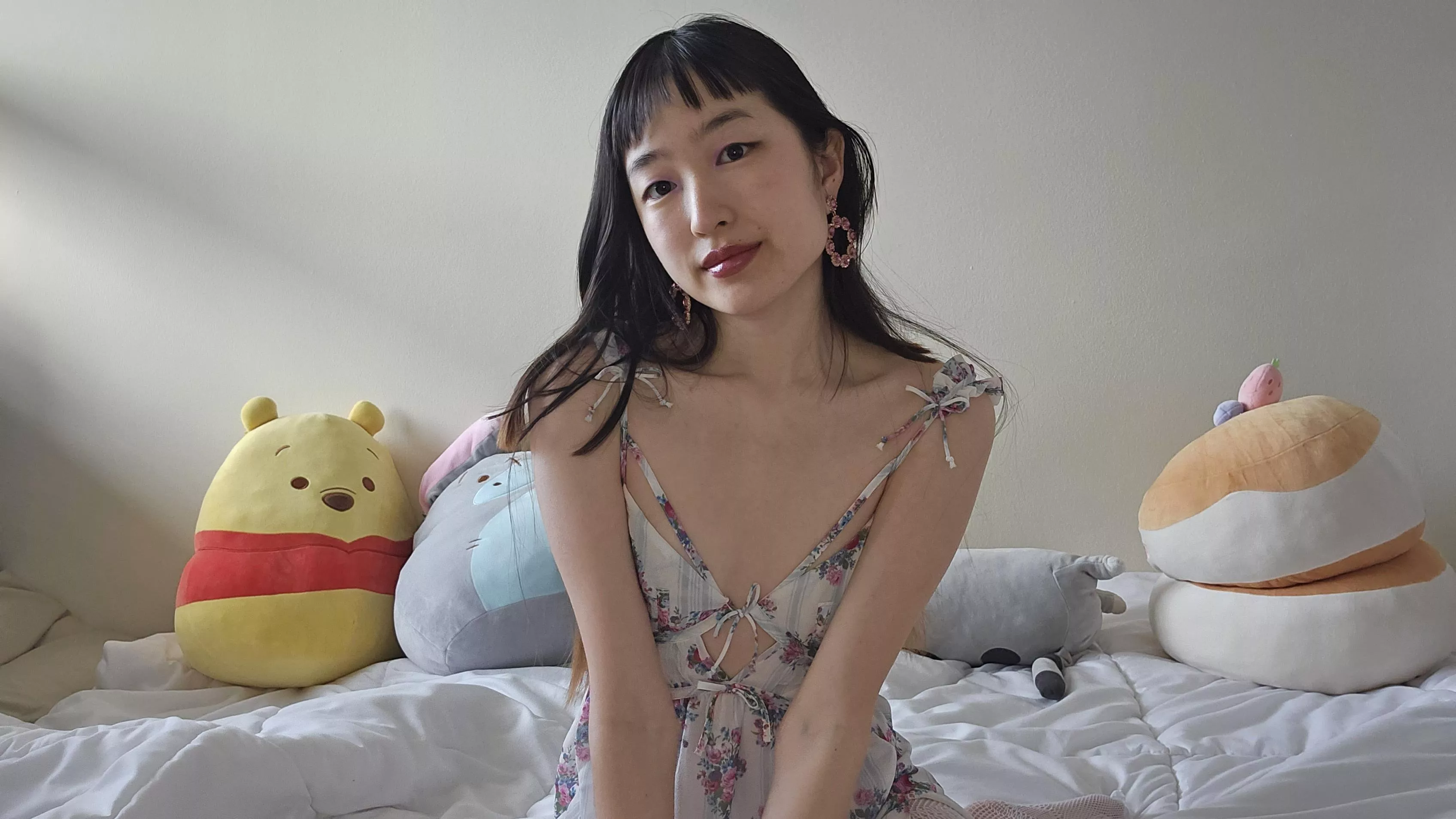 18F Korean girl in a little sundress and big earrings 🥰😋