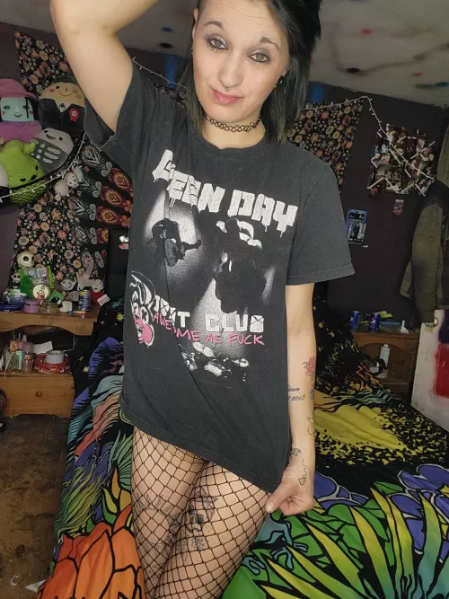 A cozy band tee and some fishnets is all I need🤍