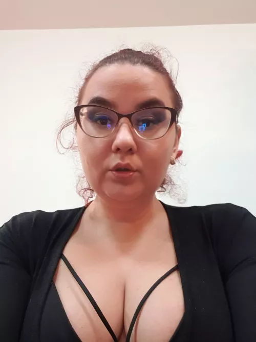 All women should wear a nice cleavage