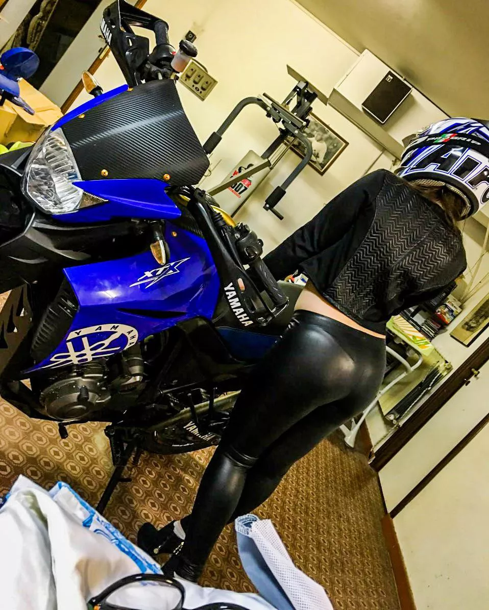 Biker girl in leather leggings 🖤