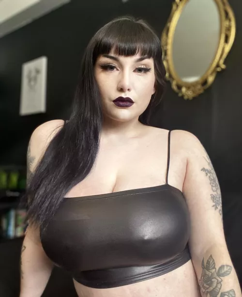 Do you like my vinyl top? 🖤