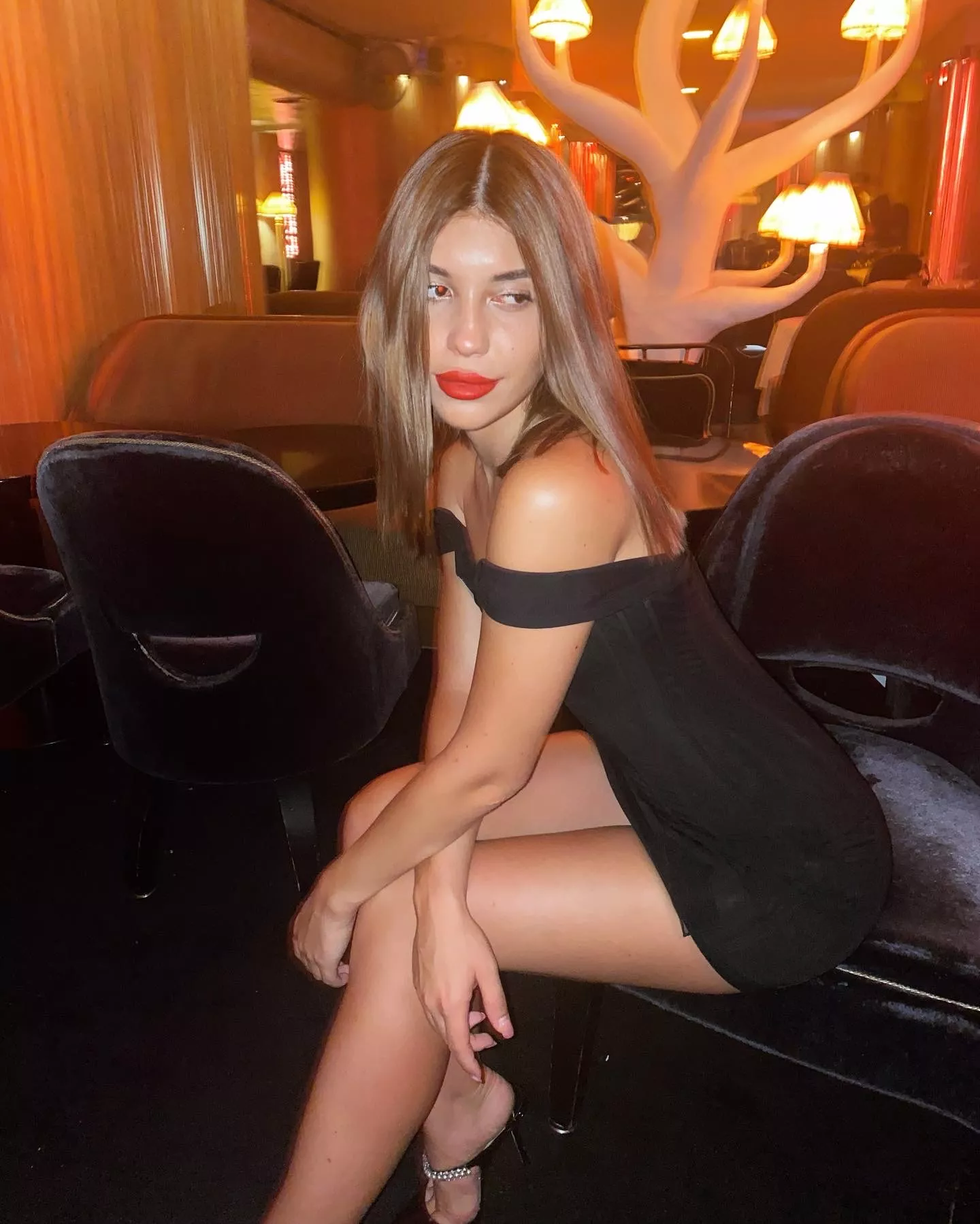 (f18) My fav dress! Curvy hips and red lips :)