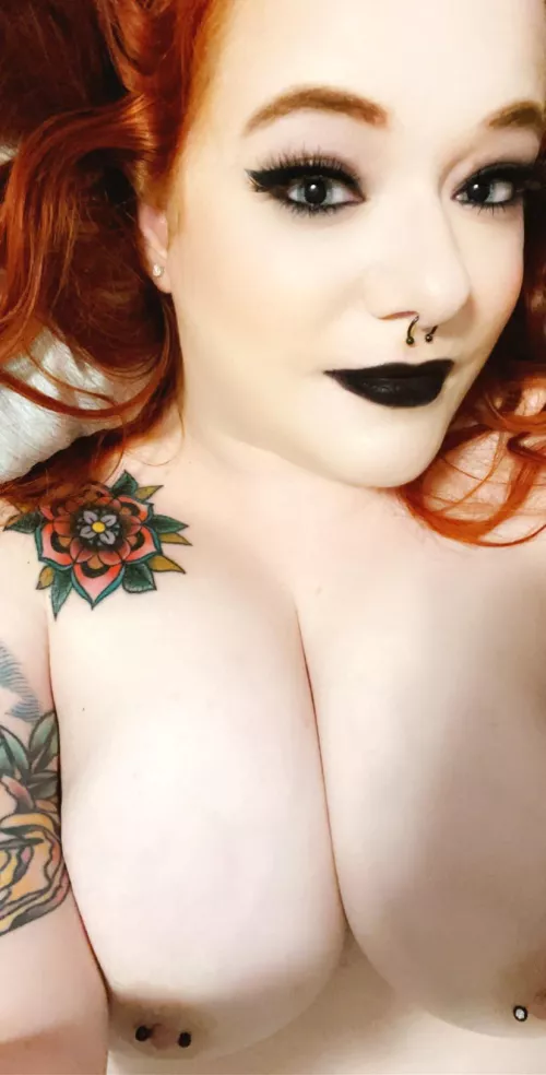 Hi, it’s me. Your dommy mommy 🖤