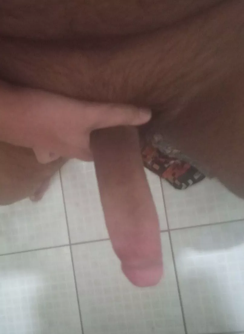 Hung horny looking to compare with other hubg guys, loser has to show ass, my ass is pretty massive, but you think you git what it take to see it?