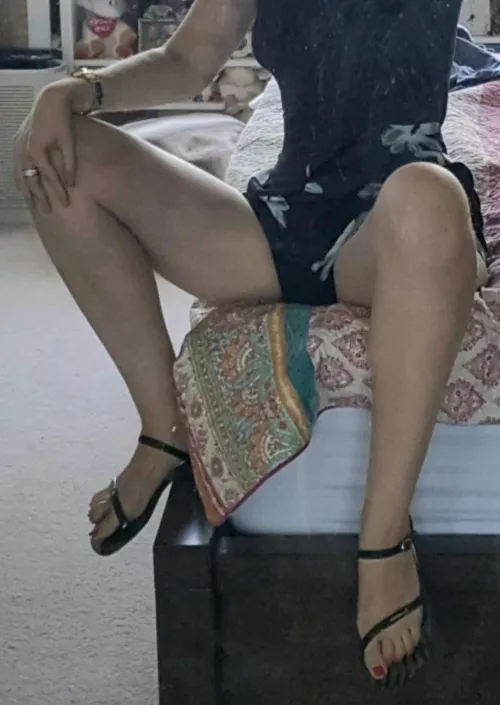 I like to spread my legs (tease)