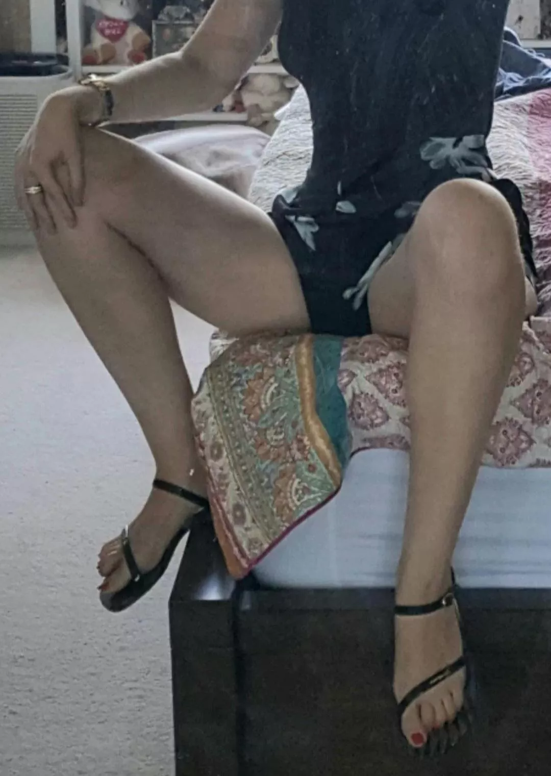 I like to spread my legs (tease)