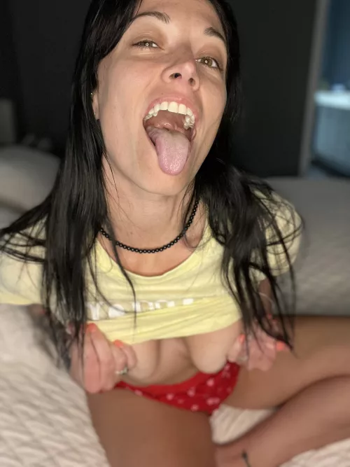 I’m craving a nice thick sausage for breakfast😈