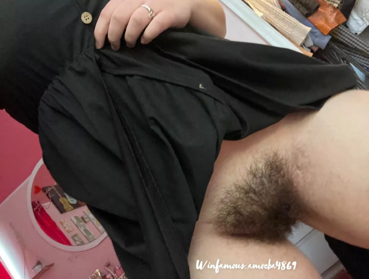 Just took this picture before I start the day hehe😻 do you like my bush? 😳