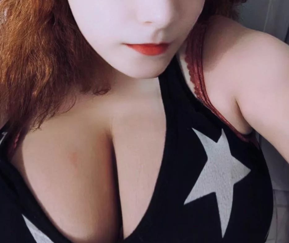 Morning my loves! People asked to see more of my bathing suit top, so here you go. 😊