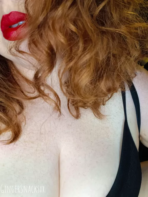 Red lips and red hair. Could it get any better? 🔥