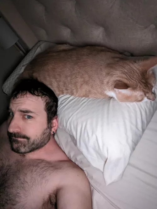 Someone is getting a little too comfortable sharing a bed 😂 Happy Wednesday!