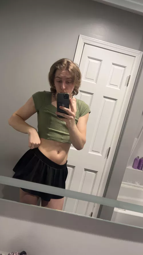 stole my gfs crop top! 🤭