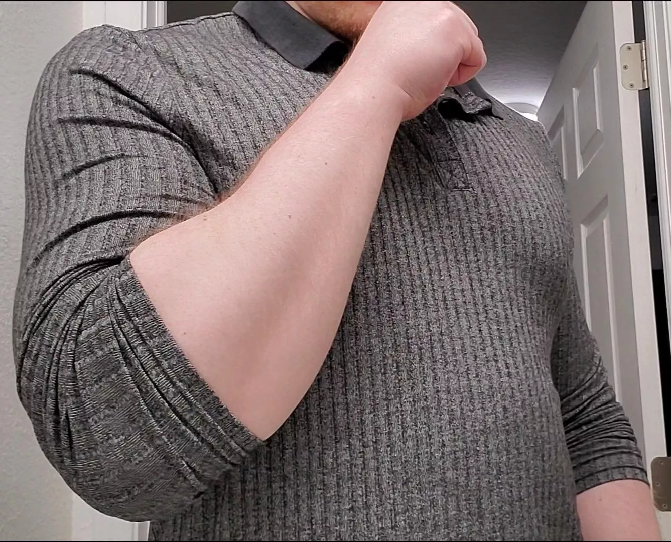 Trying to cut some more definition into my arms 💪