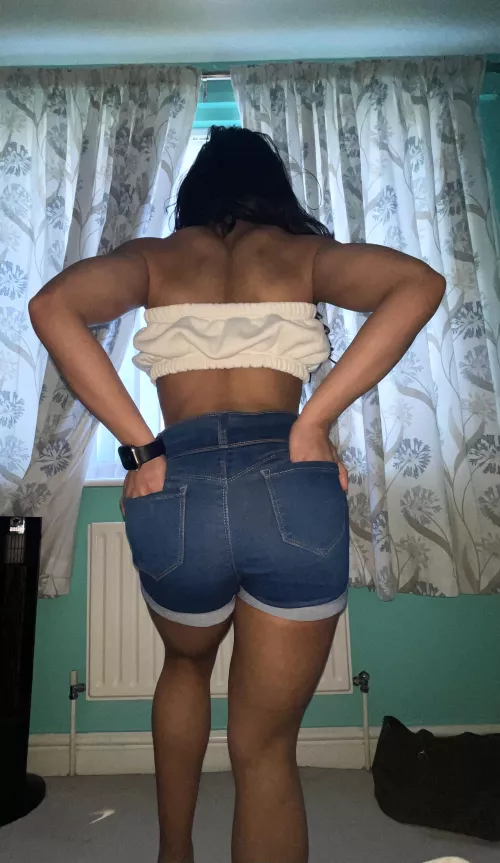 Who said petites can’t have a big ass😈