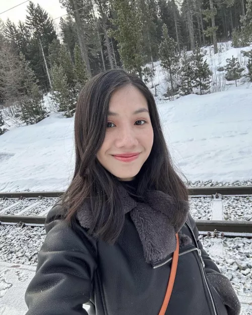 Would you have a night out with this pretty Filipina?