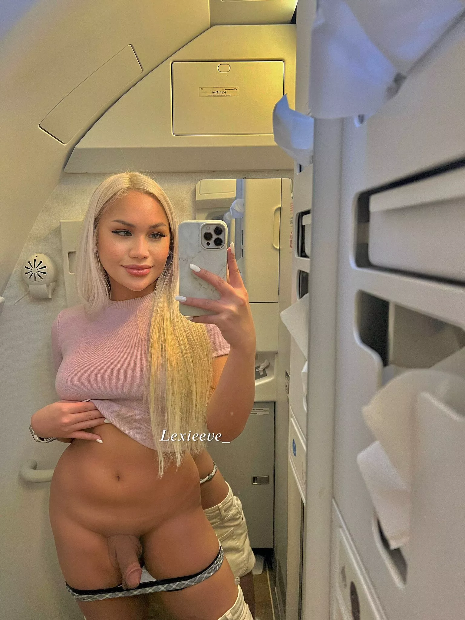 Would you suck me off in the airplane bathroom? 👅🍆🛩