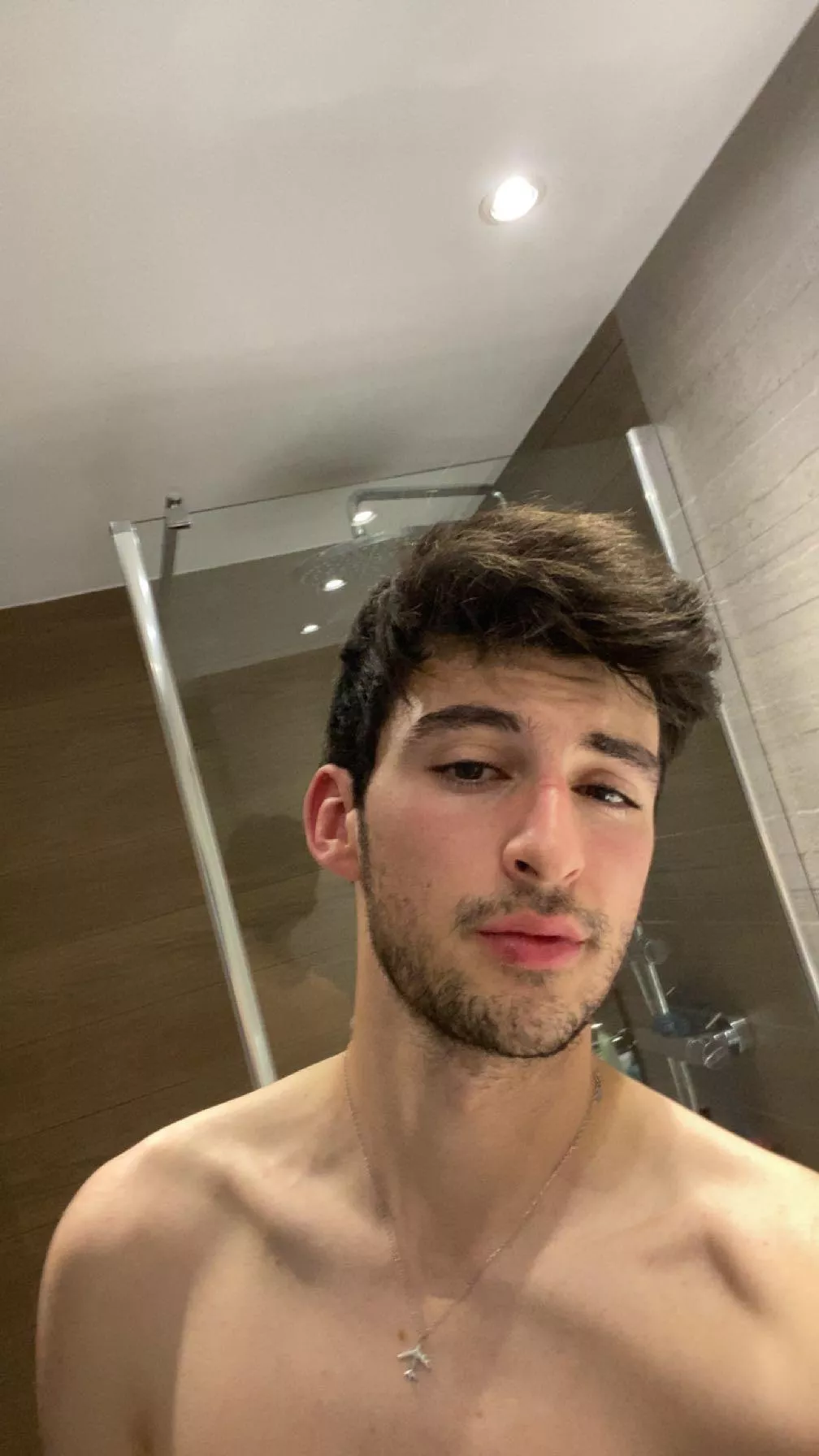 19 spanish fit bottom looking for abs and big bulges hmu with pic !!@chasar03