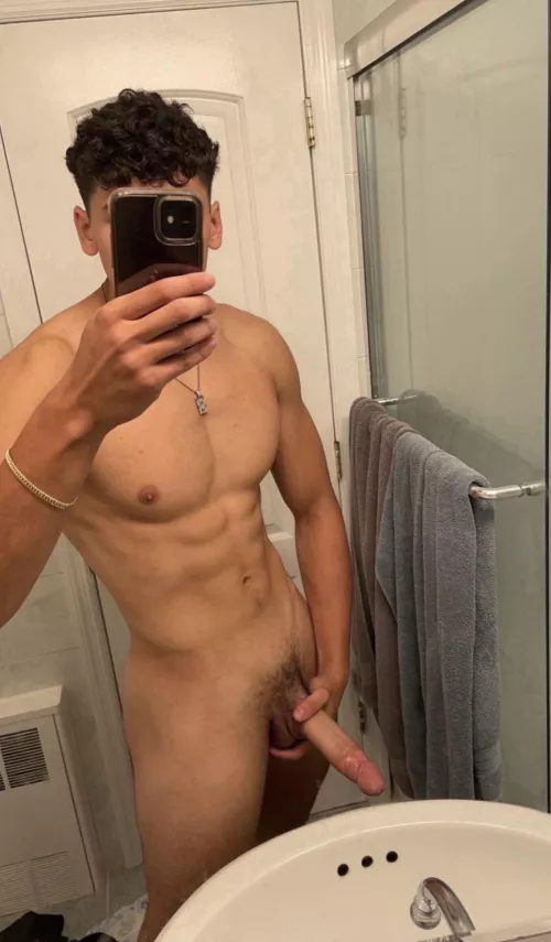 22 dom into femboys, and smooth bottoms. No hairy masculine guys : snap: boda4.6