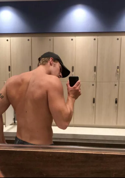 [23] Experienced college alpha looking for new subs. Happy to train regardless of experience. HMU with a bit about you/a pic