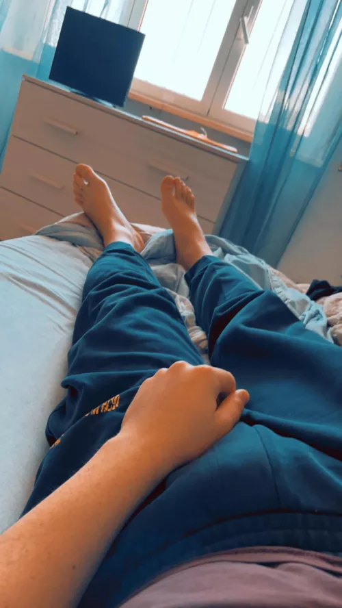 24 hi guys , add me if you like feet….and cock too lol. I’m Marcomix90. Be funny please. Huge+++twinks+++legs+++