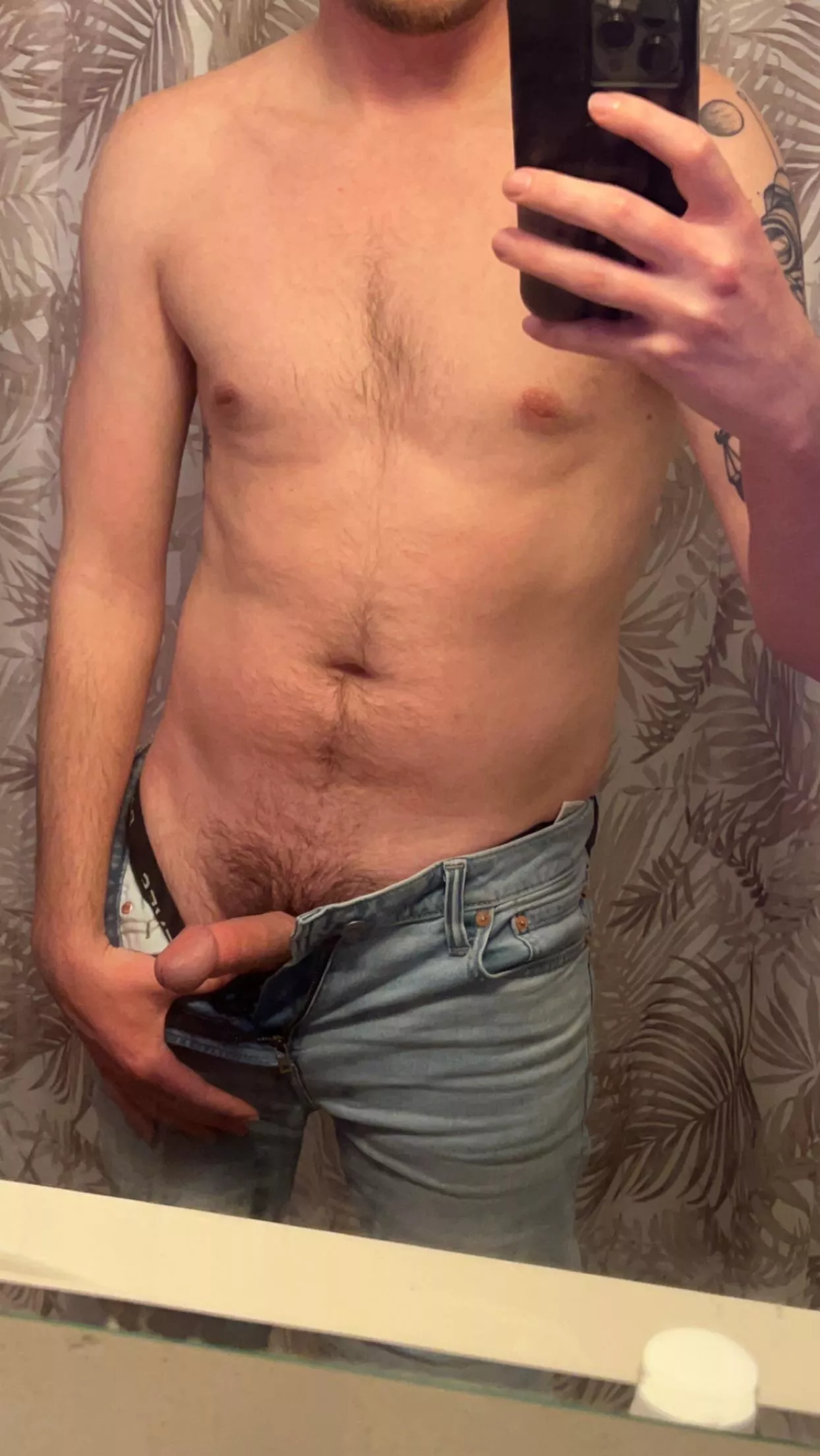 24, sc: kinda_hairyguy