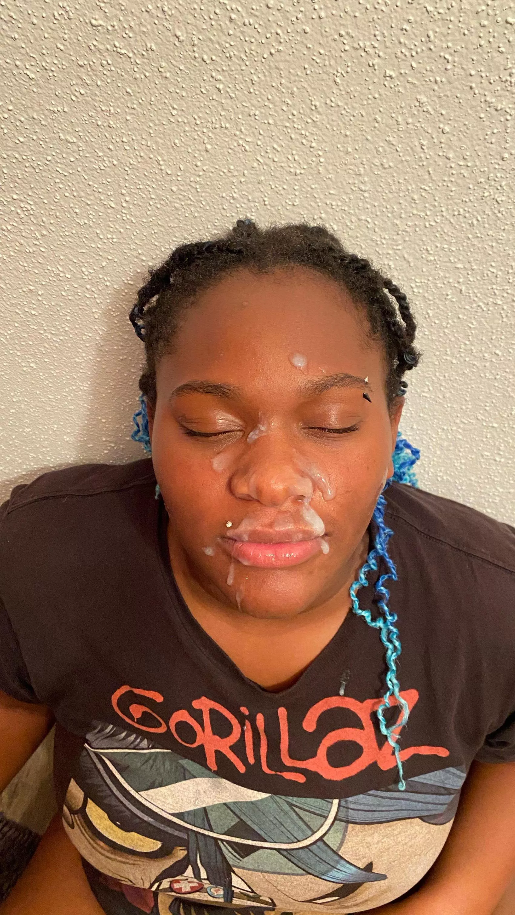 Black queen takes a big load to the face