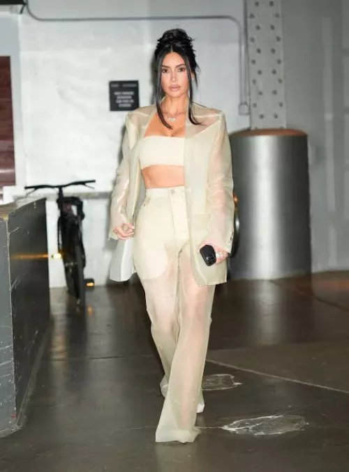 Can anyone like to roleplay as Kim Kardashian inbox me. Looking for long term partner who can write long and detail also feed .
