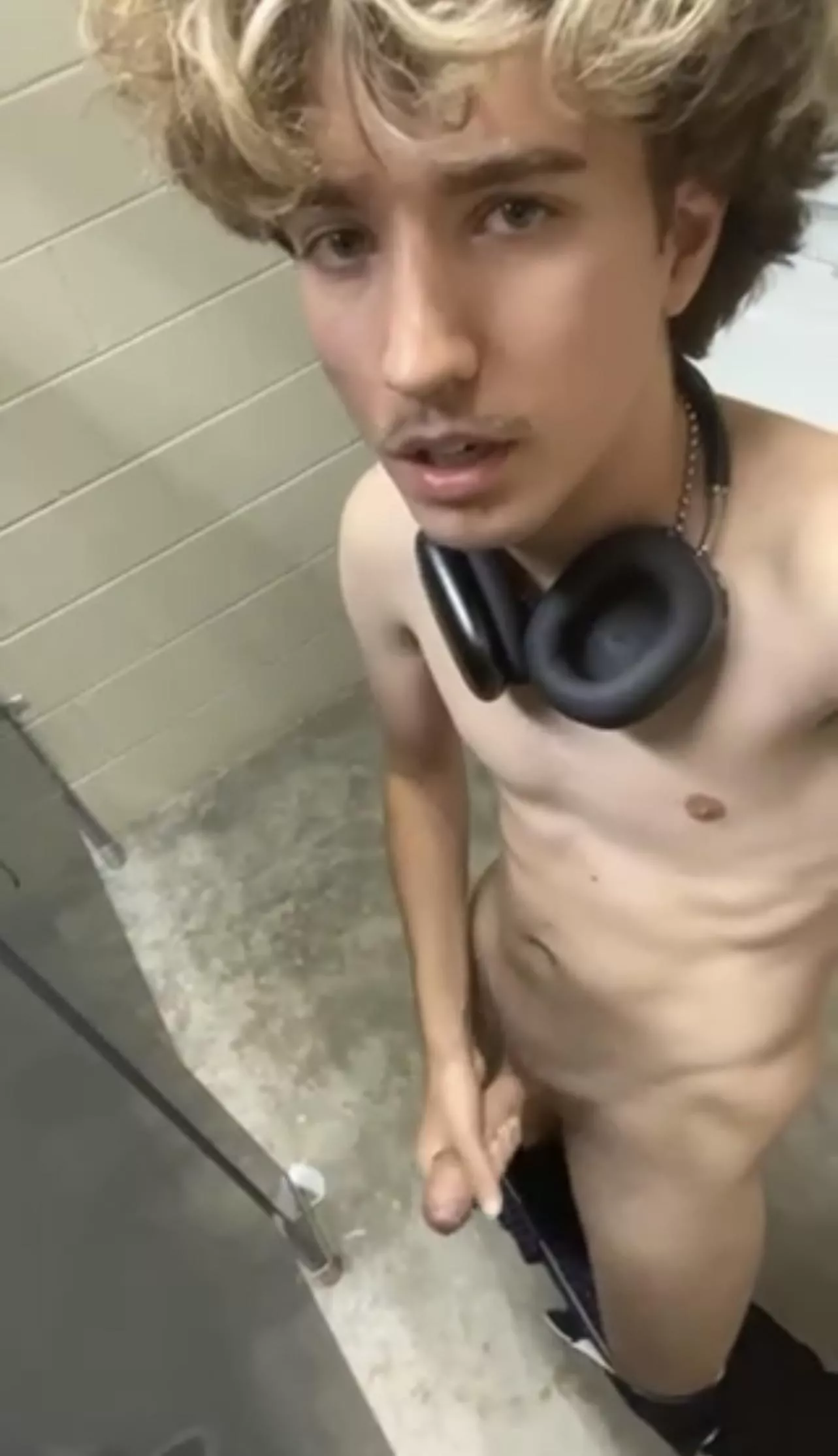 college bro 21 looking for similar hmu to watch the full vid of me cumming @starboytommyy