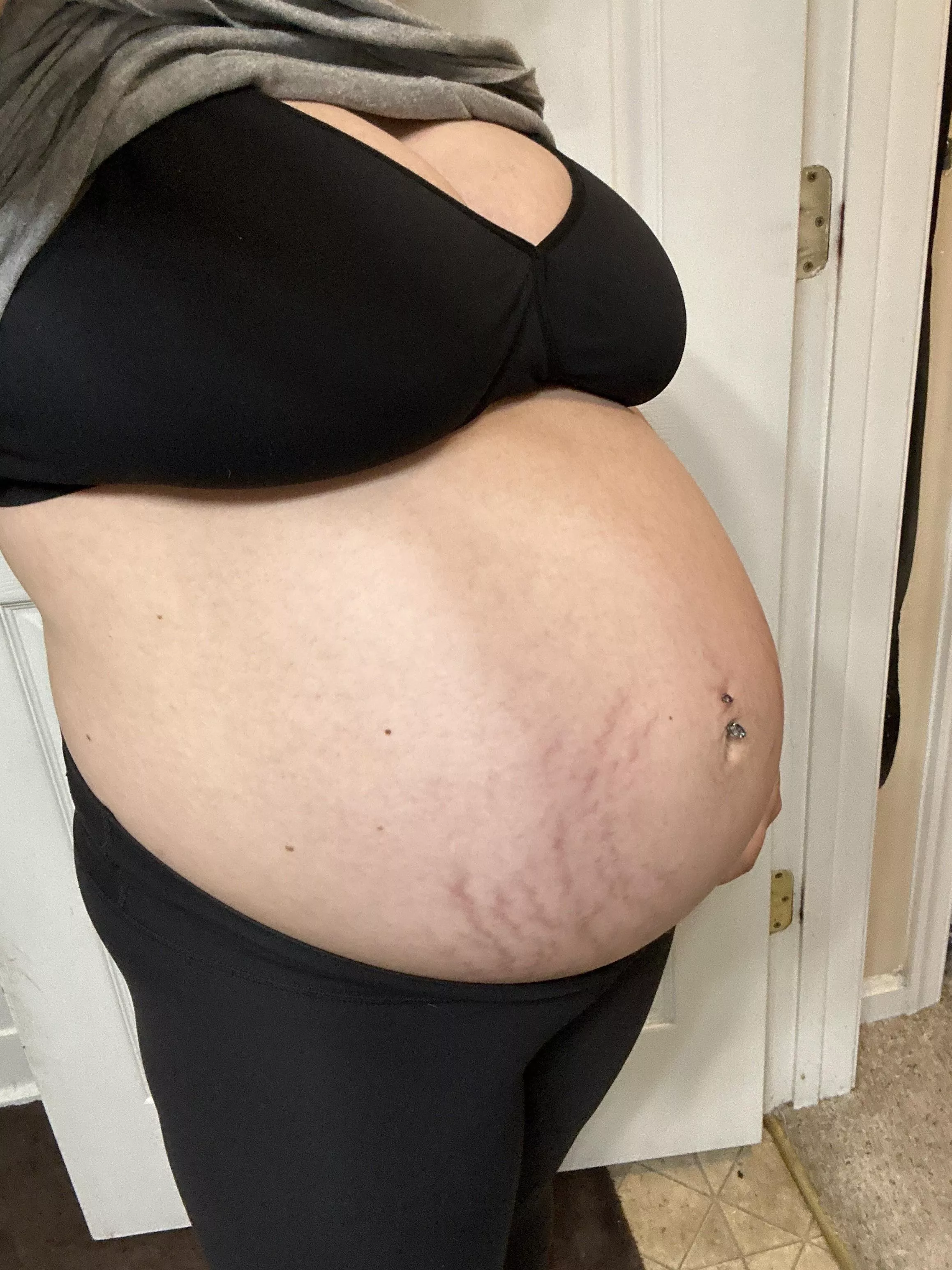 Come see what I can get in my fat pregnant pussy..