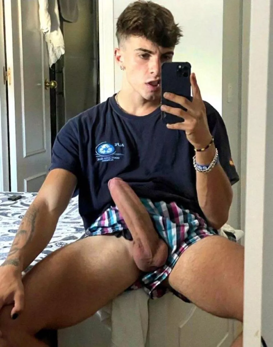 Does anyone know who this is? So fucking hungggg