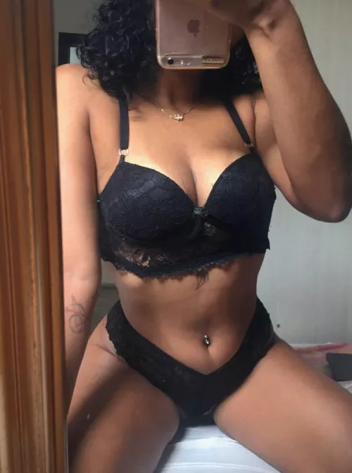 Hola papi, I can see you can't resist a hot Latina like me😋