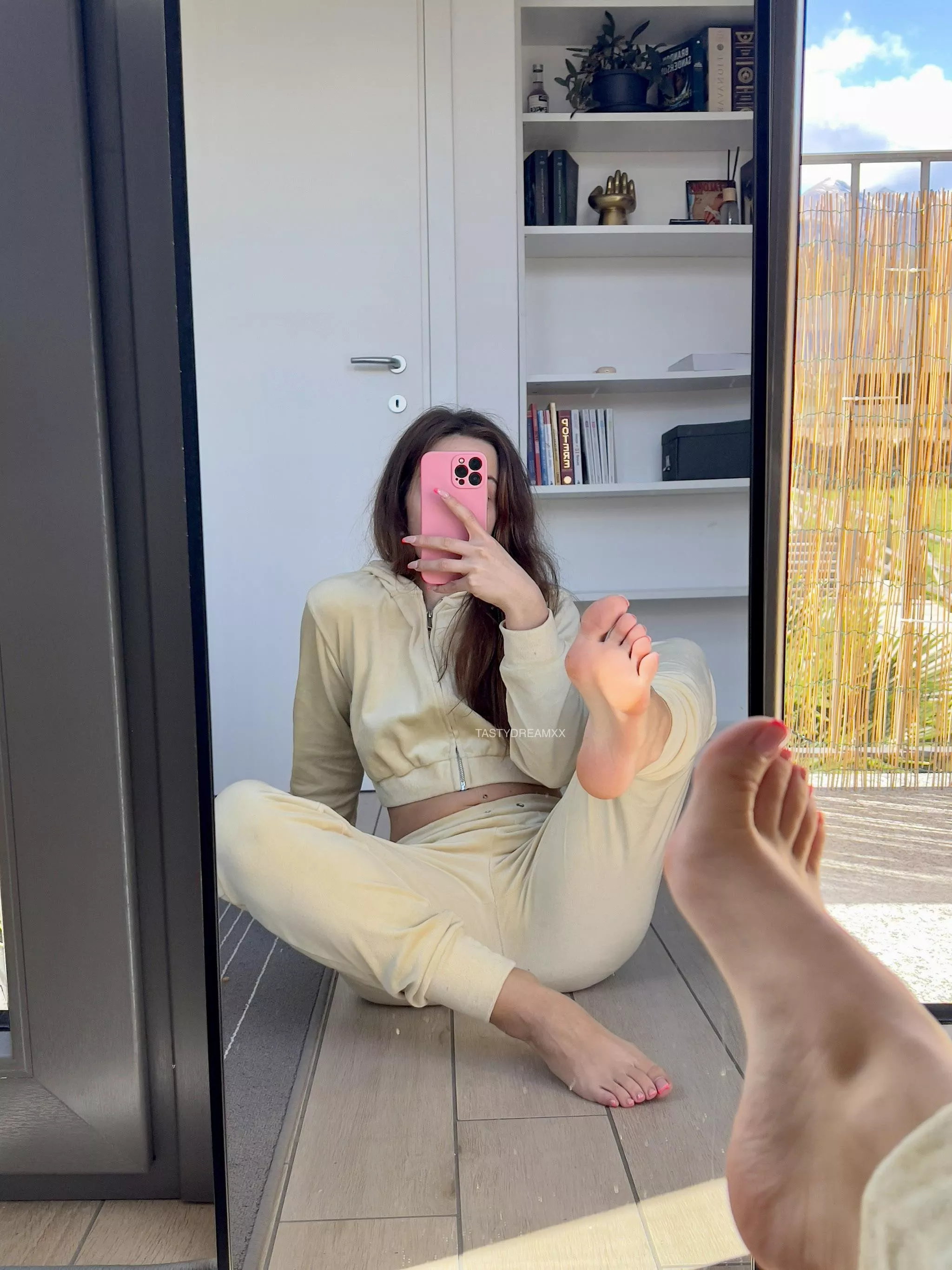 I love using mirrors… you can see both my toes and my sole 🤭