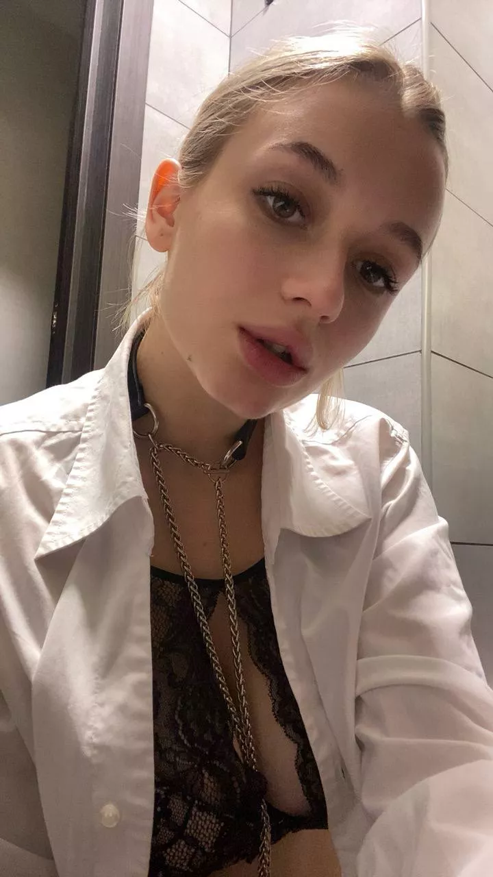 I want to be your obedient girl on a leash😍 [F]