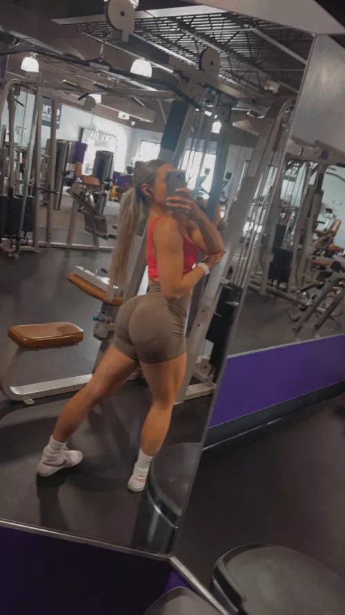 Love how these shorts look with a pump