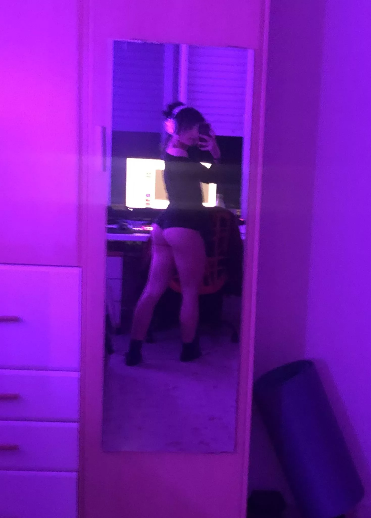 stop saying i look submissive and breedable its not true😔