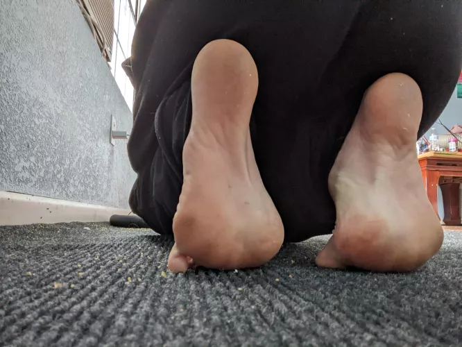 Who wants to lick my soles🥵