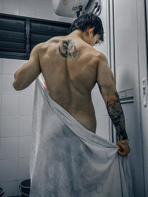 Would be good if you can help me dry my back?