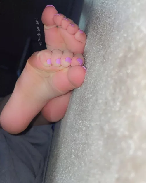 Would you prefer to lick my soles or suck my toes? 😏