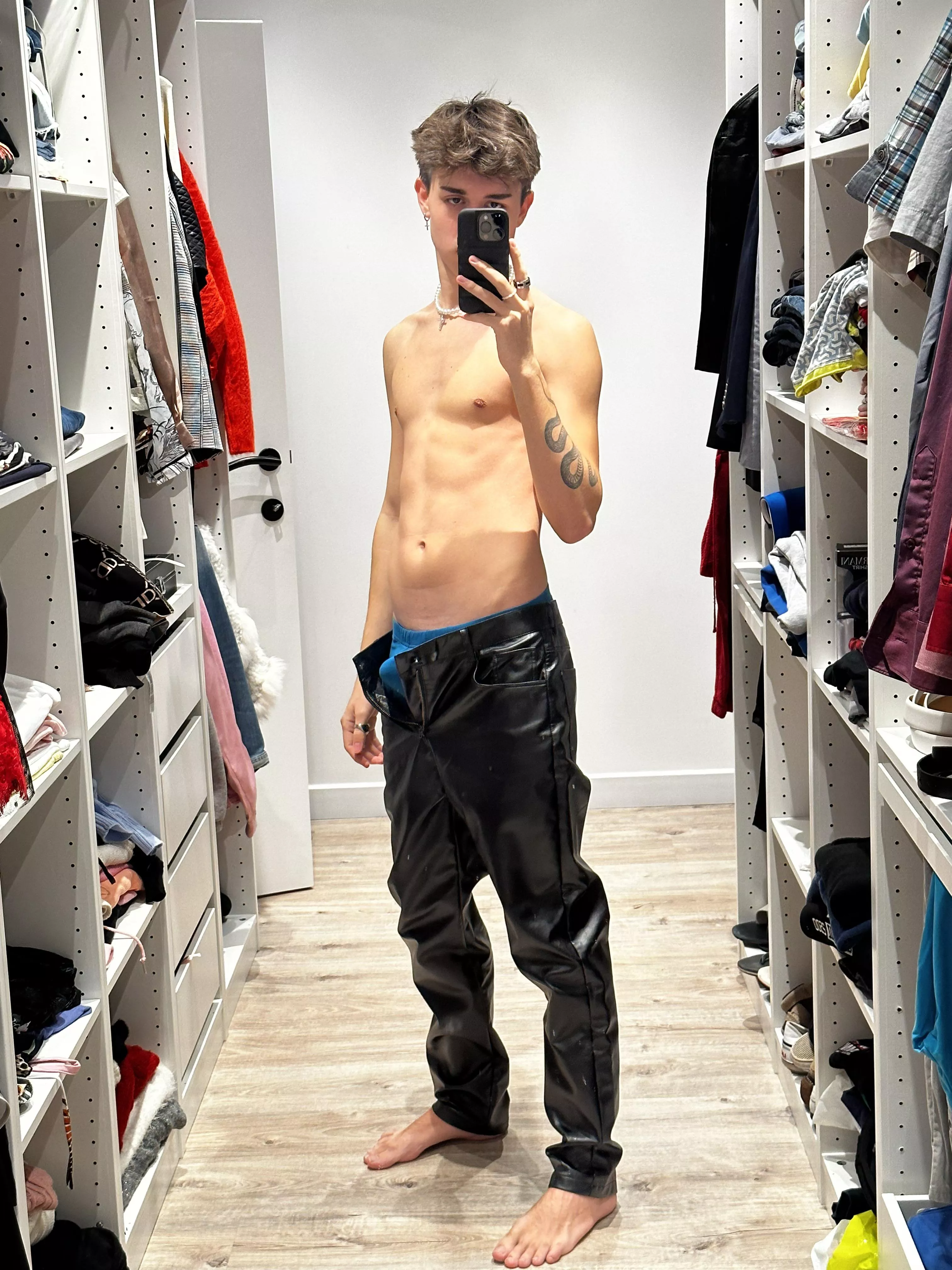 [19] do you like my pants? 😏