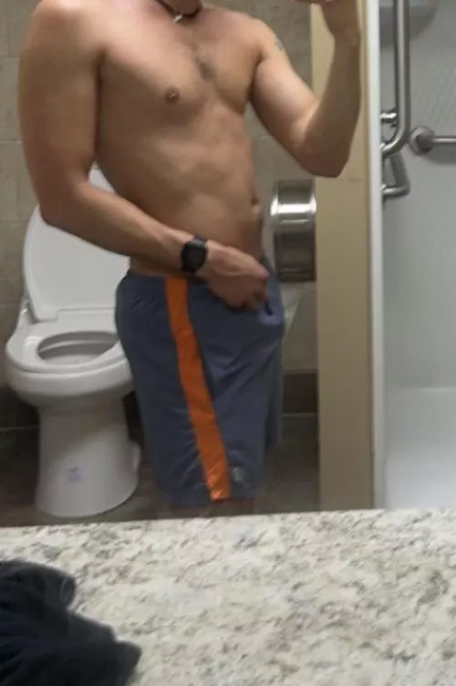 23 dl ohio, prefer thick bottoms but if ur hot hmu send asl and pic jasper00r