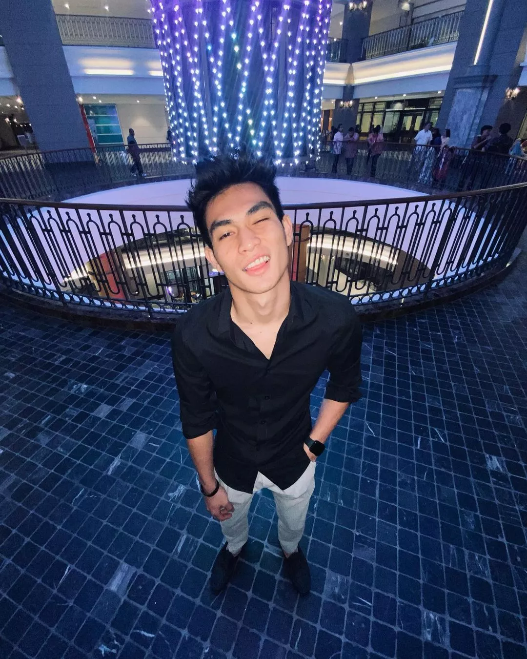 Anyone wanna do cum facial on my face?