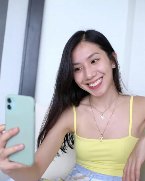 Gorgeous smile on this Filipina