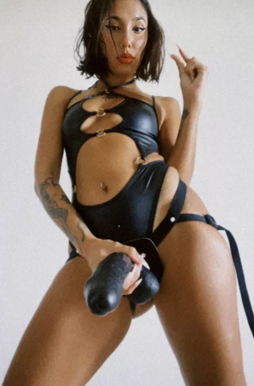 ill show u what it’s like to actually be able to satisfy a woman loser, hope u don’t mind i use ur girlfriend for that [domme]